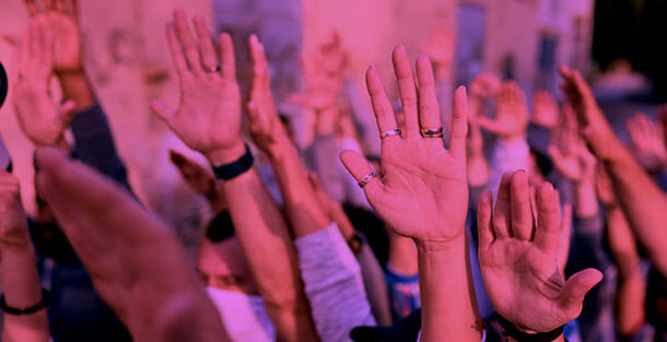 the bandwidth effect: everyone conforms with hands raised 